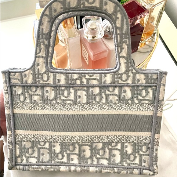 MINI DIOR BOOK TOTE
Gray Dior Oblique Embroidery (24 x 22.5 x 8 cm) - Picture 2 of 7